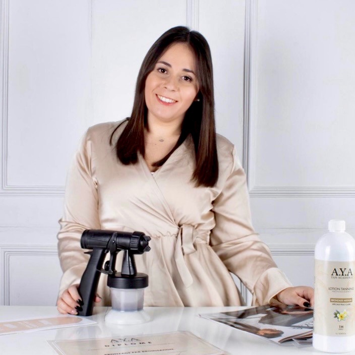 A.Y.A Notre Kit de démarrage Spray Tan est offert à chaque stagiaire pour réussir ses prestations de bronzage par brumisation en institut ou à domicile. Il inclut la lotion Spray Tan Medium pour obtenir le bronzage caramel que les clientes adorent !